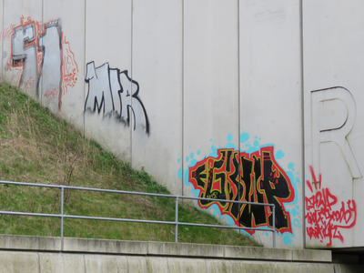 829742 Afbeelding van graffiti met verschillende teksten op het Rhijnoordviaduct van de A2 over de Leidsche Rijn bij de ...